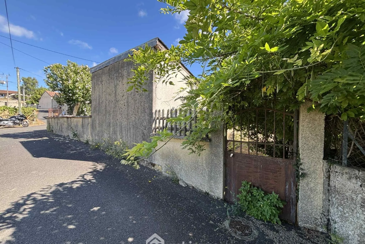 Ensemble immobilier à rénover à Oyré (86220) avec potentiel de terrain 