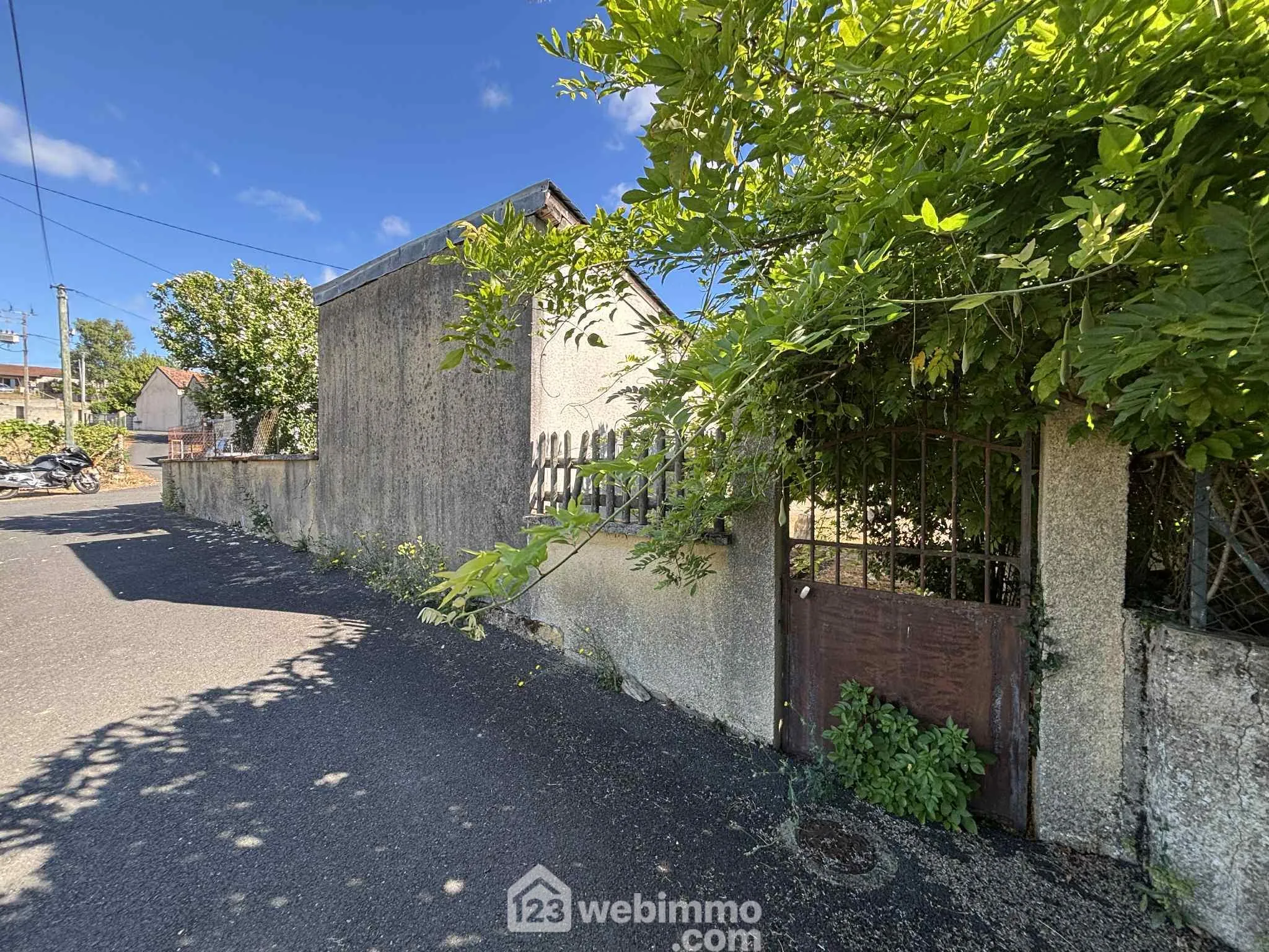 Ensemble immobilier à rénover à Oyré (86220) avec potentiel de terrain 
