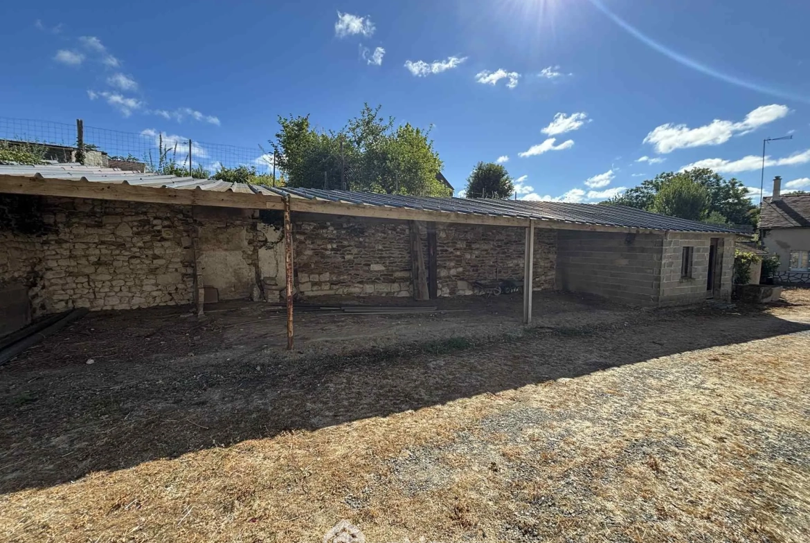 Ensemble immobilier à rénover à Oyré (86220) avec potentiel de terrain 