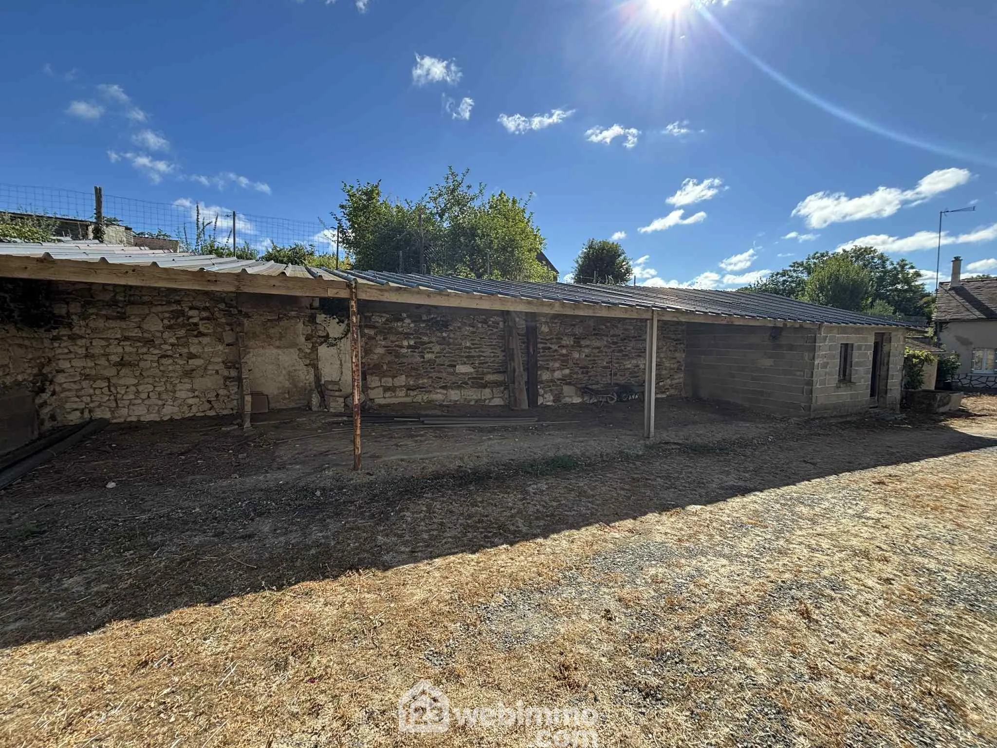 Ensemble immobilier à rénover à Oyré (86220) avec potentiel de terrain 