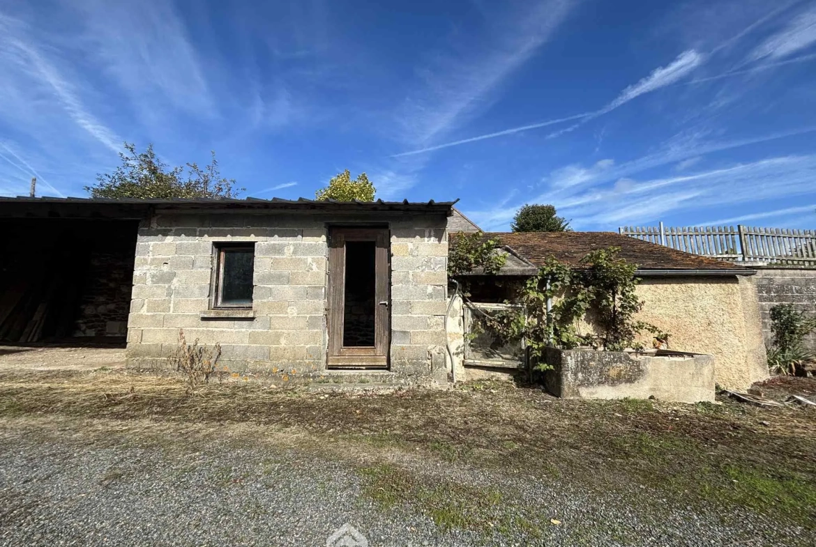 Ensemble immobilier à rénover à Oyré (86220) avec potentiel de terrain 