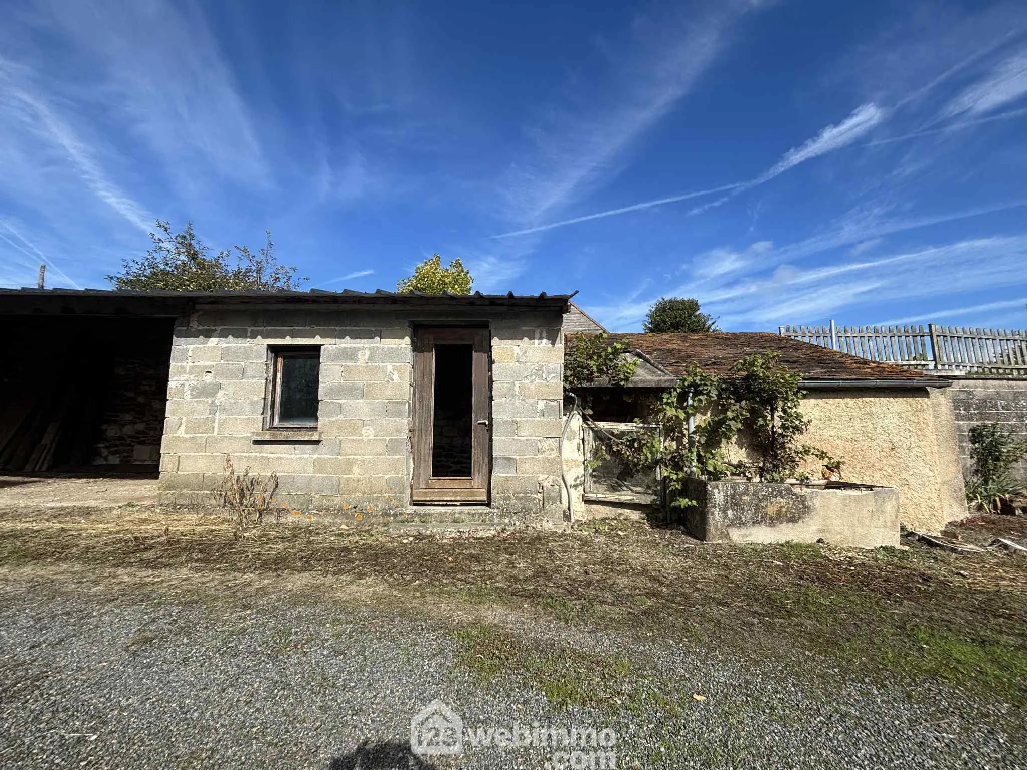 Ensemble immobilier à rénover à Oyré (86220) avec potentiel de terrain 