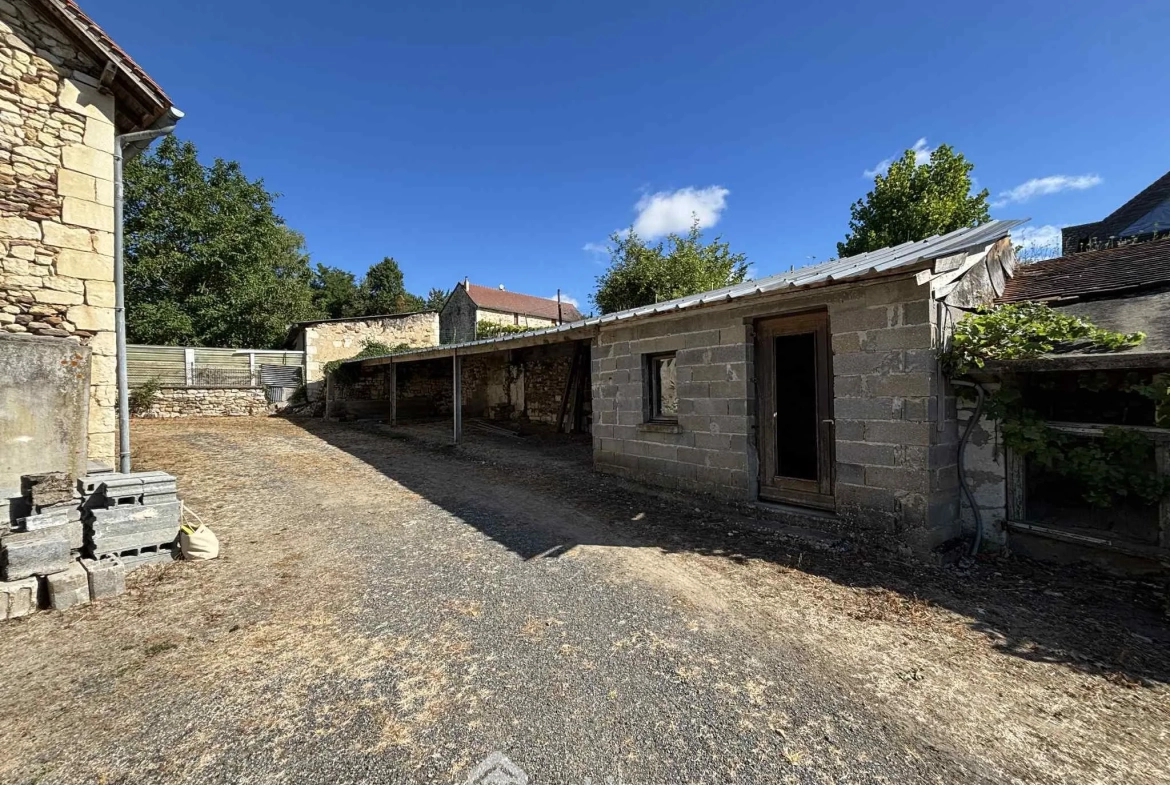 Ensemble immobilier à rénover à Oyré (86220) avec potentiel de terrain 