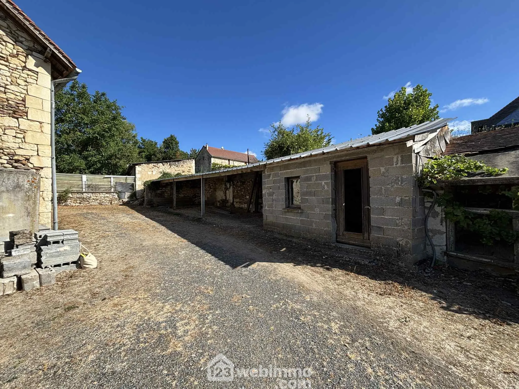 Ensemble immobilier à rénover à Oyré (86220) avec potentiel de terrain 