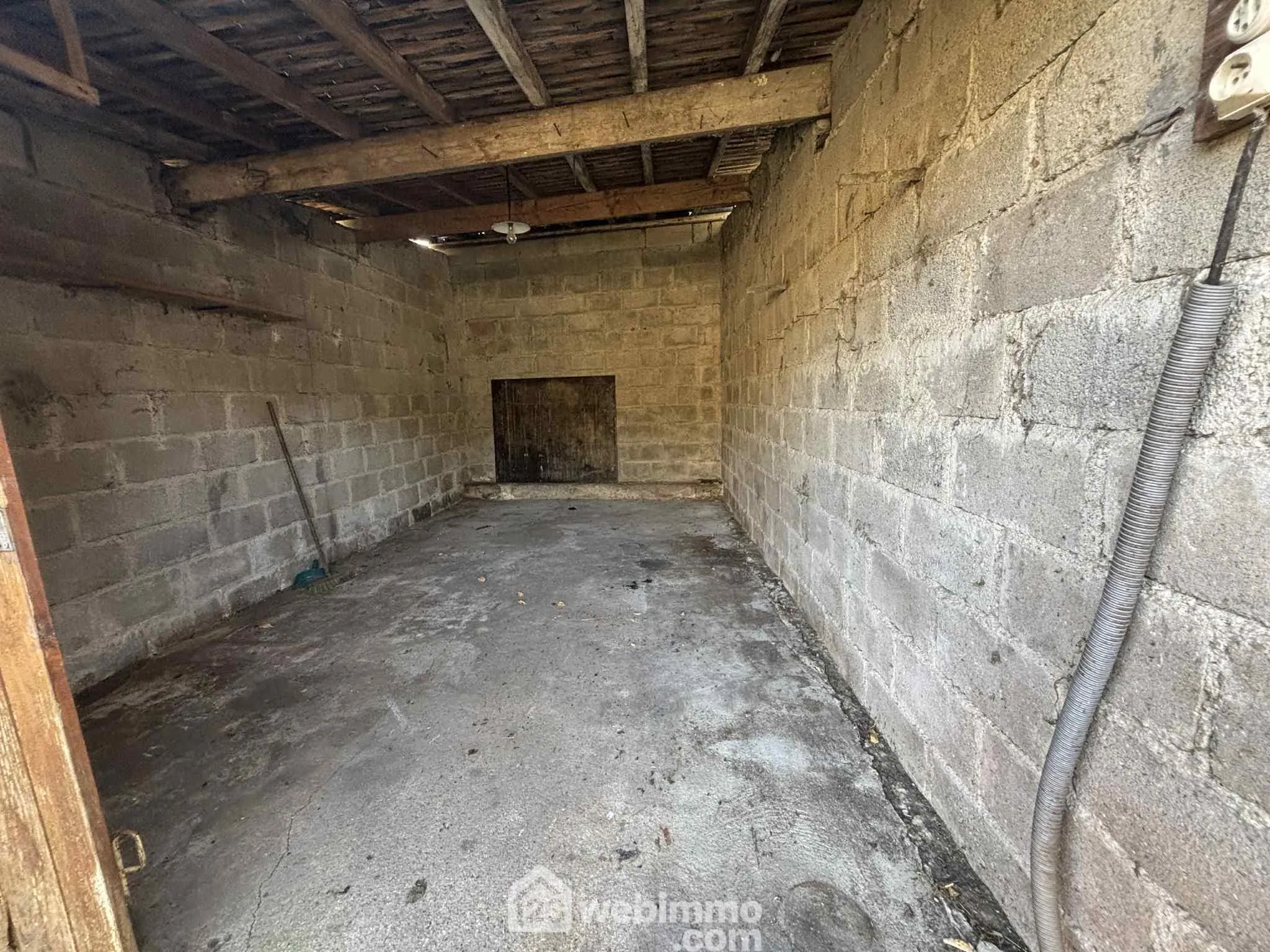 Ensemble immobilier à rénover à Oyré (86220) avec potentiel de terrain 