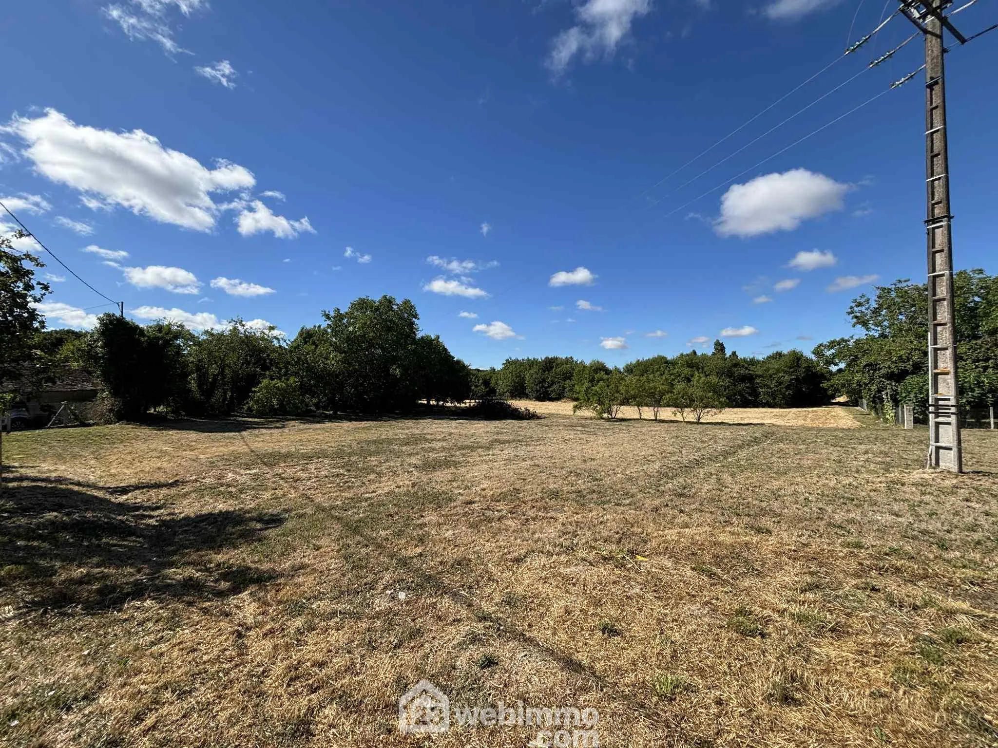 Ensemble immobilier à rénover à Oyré (86220) avec potentiel de terrain 