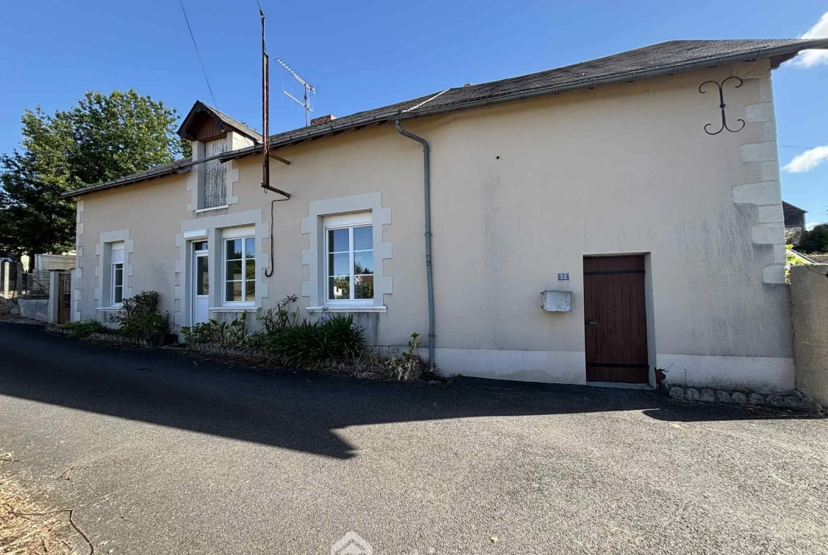 Ensemble immobilier à rénover à Oyré (86220) avec potentiel de terrain 