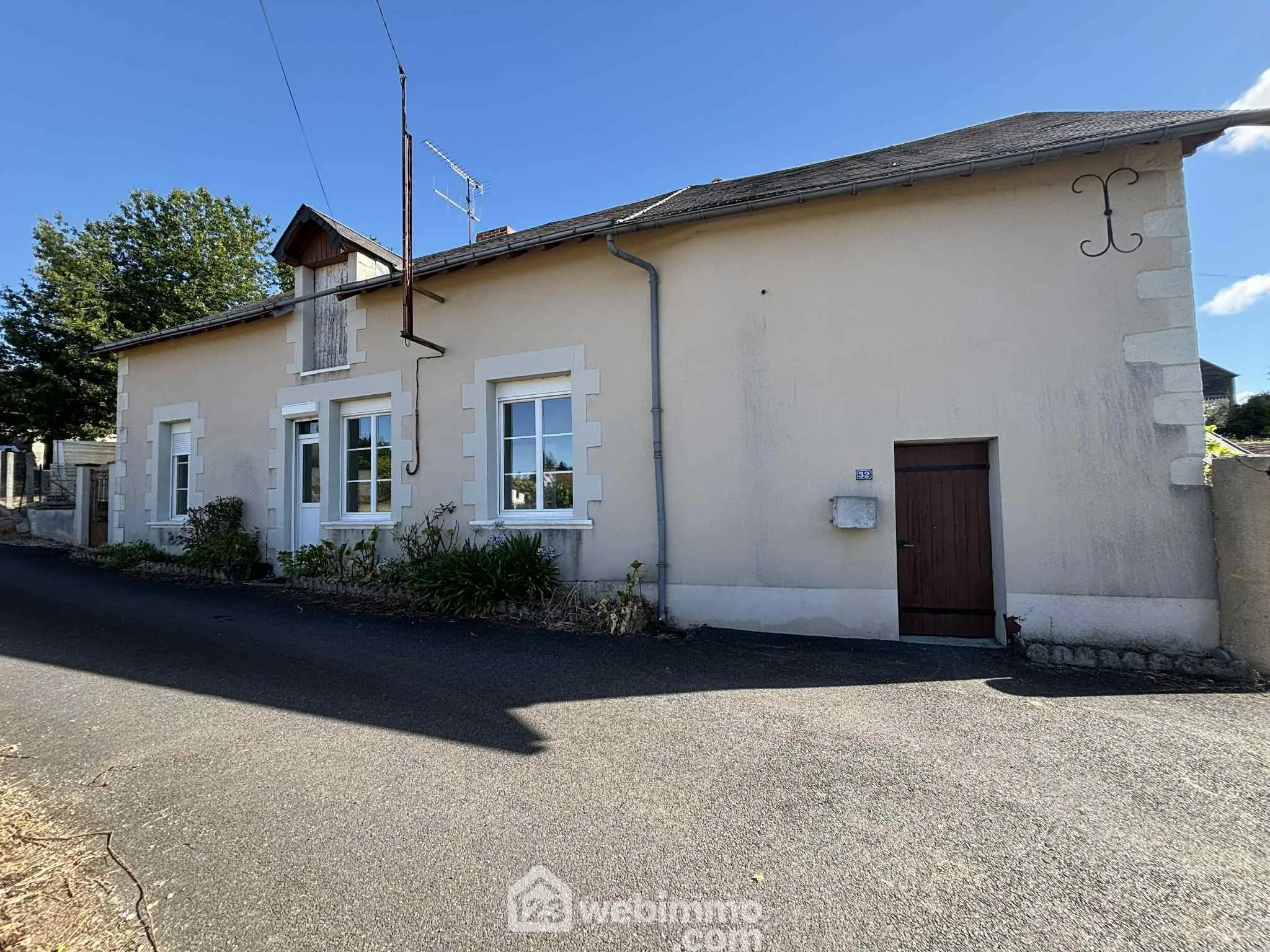 Ensemble immobilier à rénover à Oyré (86220) avec potentiel de terrain 