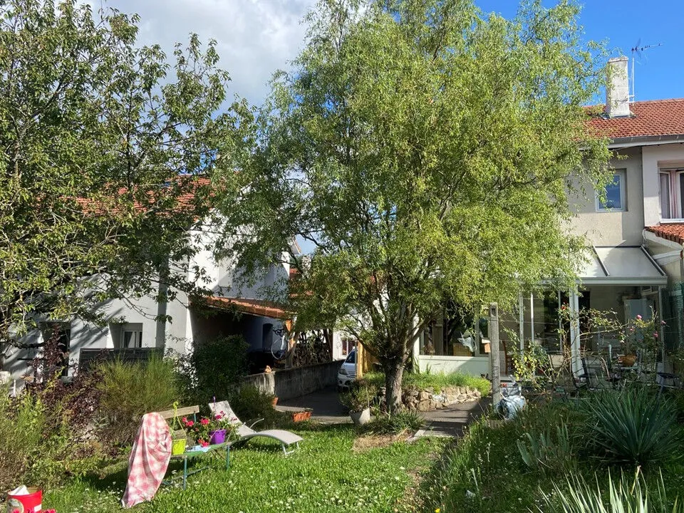 Maison à vendre à Roche La Molière avec 3 chambres et terrain clos 