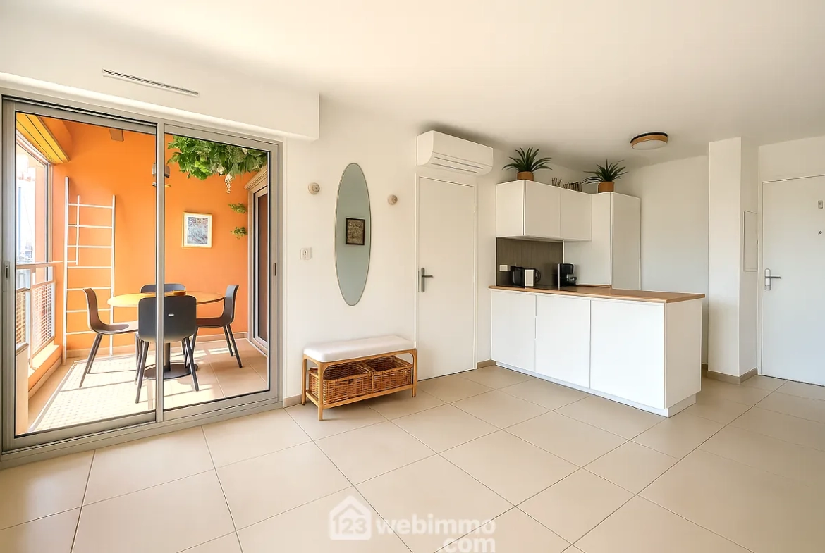 Appartement rénové de 36m² avec terrasse et parking à Sainte-Maxime 