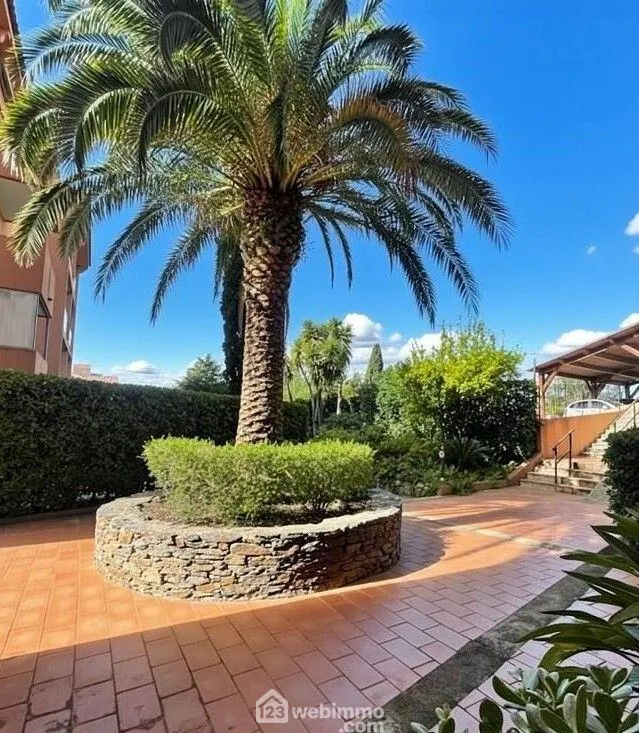 Appartement rénové de 36m² avec terrasse et parking à Sainte-Maxime 