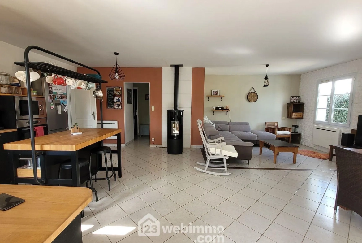 Maison avec piscine à La Jonchère de 123m², terrain 800m², à vendre 