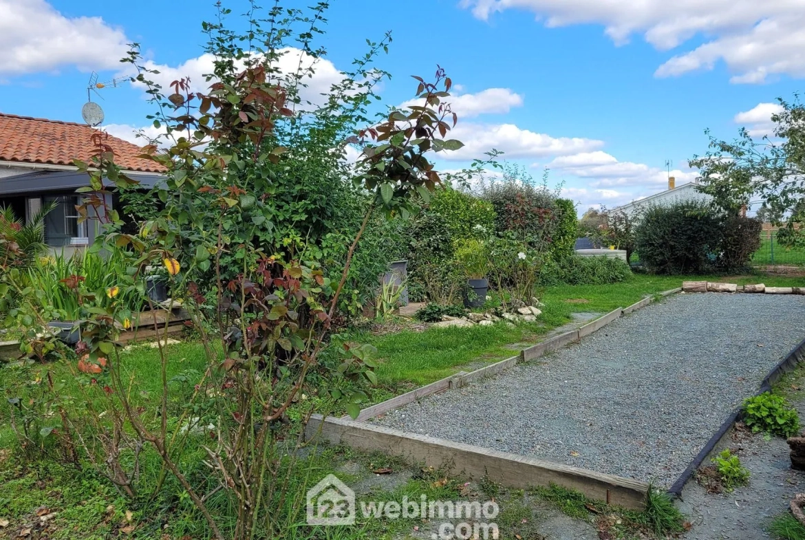 Maison avec piscine à La Jonchère de 123m², terrain 800m², à vendre 