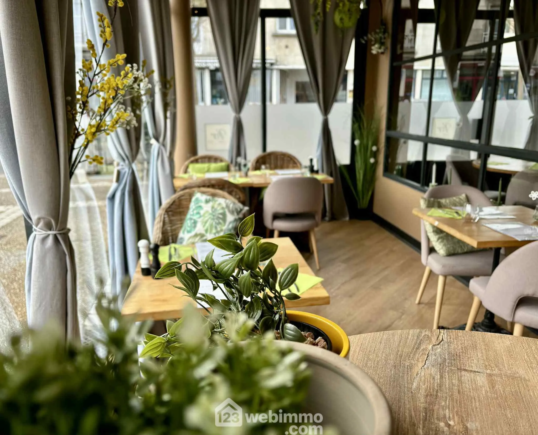 Fonds de commerce restaurant à Laon 114 m² with terrasse et clientèle fidèle 