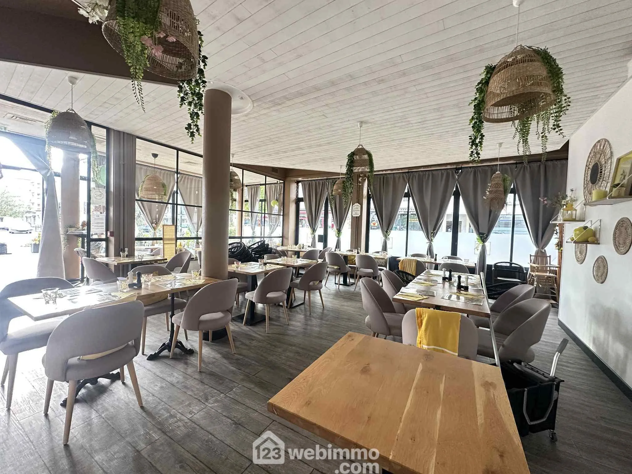 Fonds de commerce restaurant à Laon 114 m² with terrasse et clientèle fidèle 