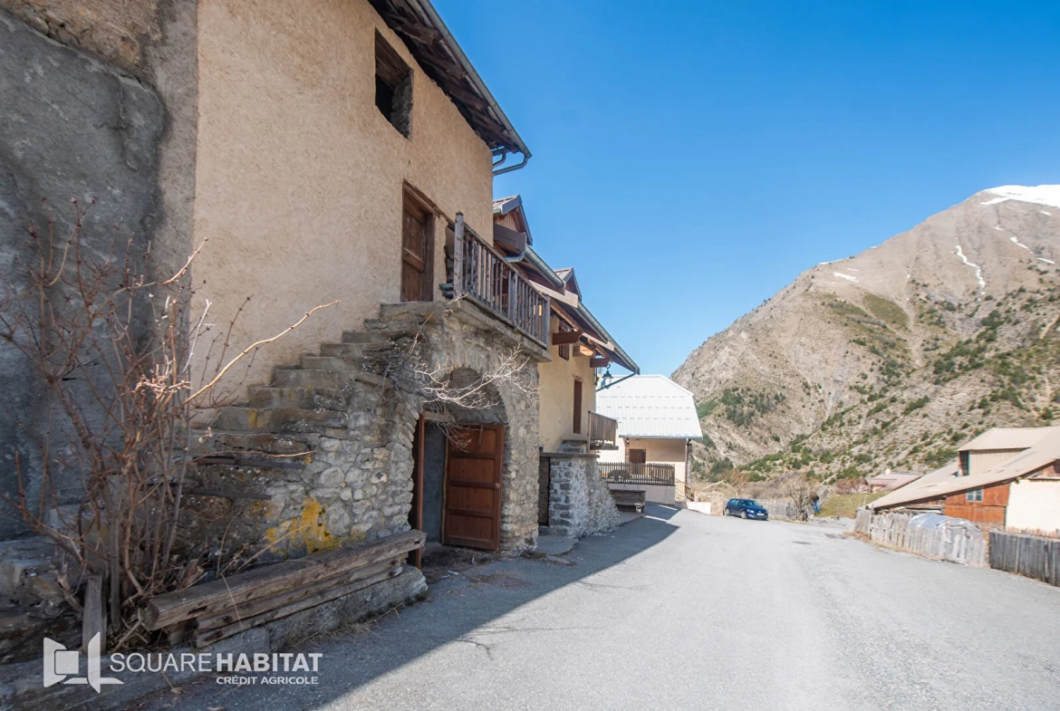 Authentique grange à Crévoux, potentiel de rénovation proche stations de ski 