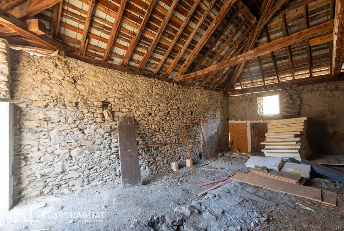 Authentique grange à Crévoux, potentiel de rénovation proche stations de ski 