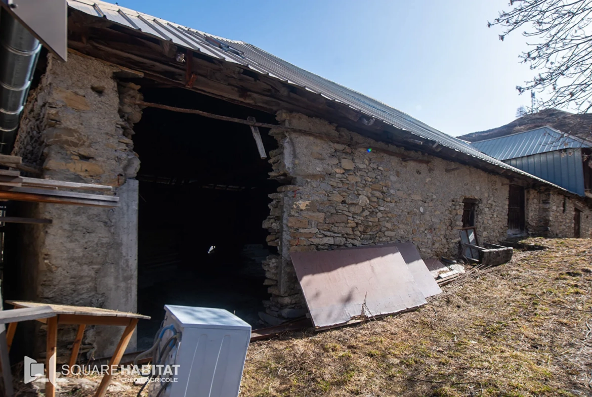 Authentique grange à Crévoux, potentiel de rénovation proche stations de ski 