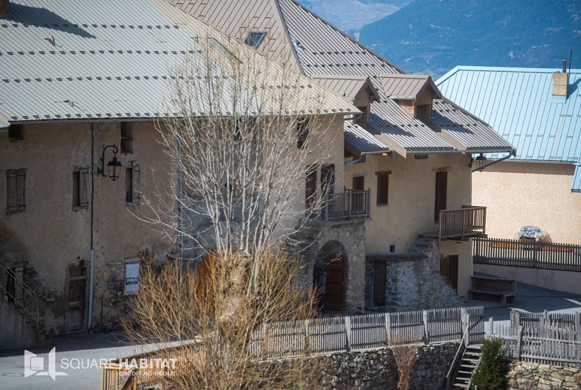 Authentique grange à Crévoux, potentiel de rénovation proche stations de ski 