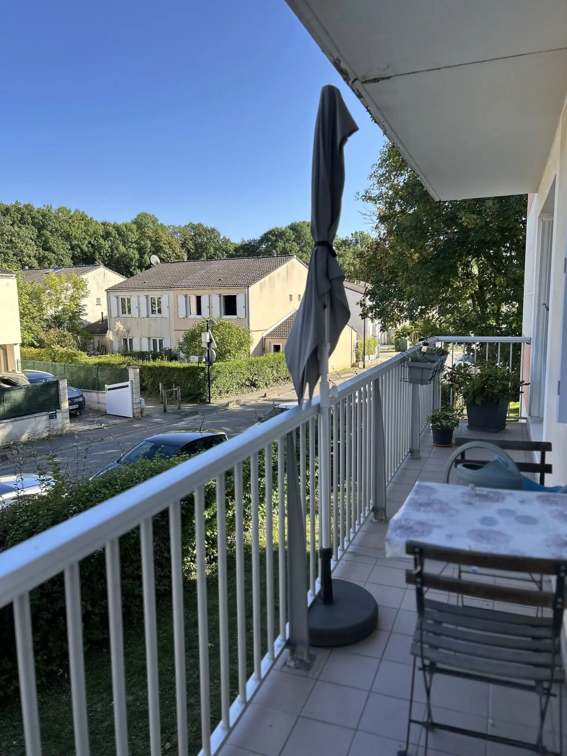 Appartement lumineux de 5 pièces à Magny-les-Hameaux avec balcon et vue sur espaces verts 