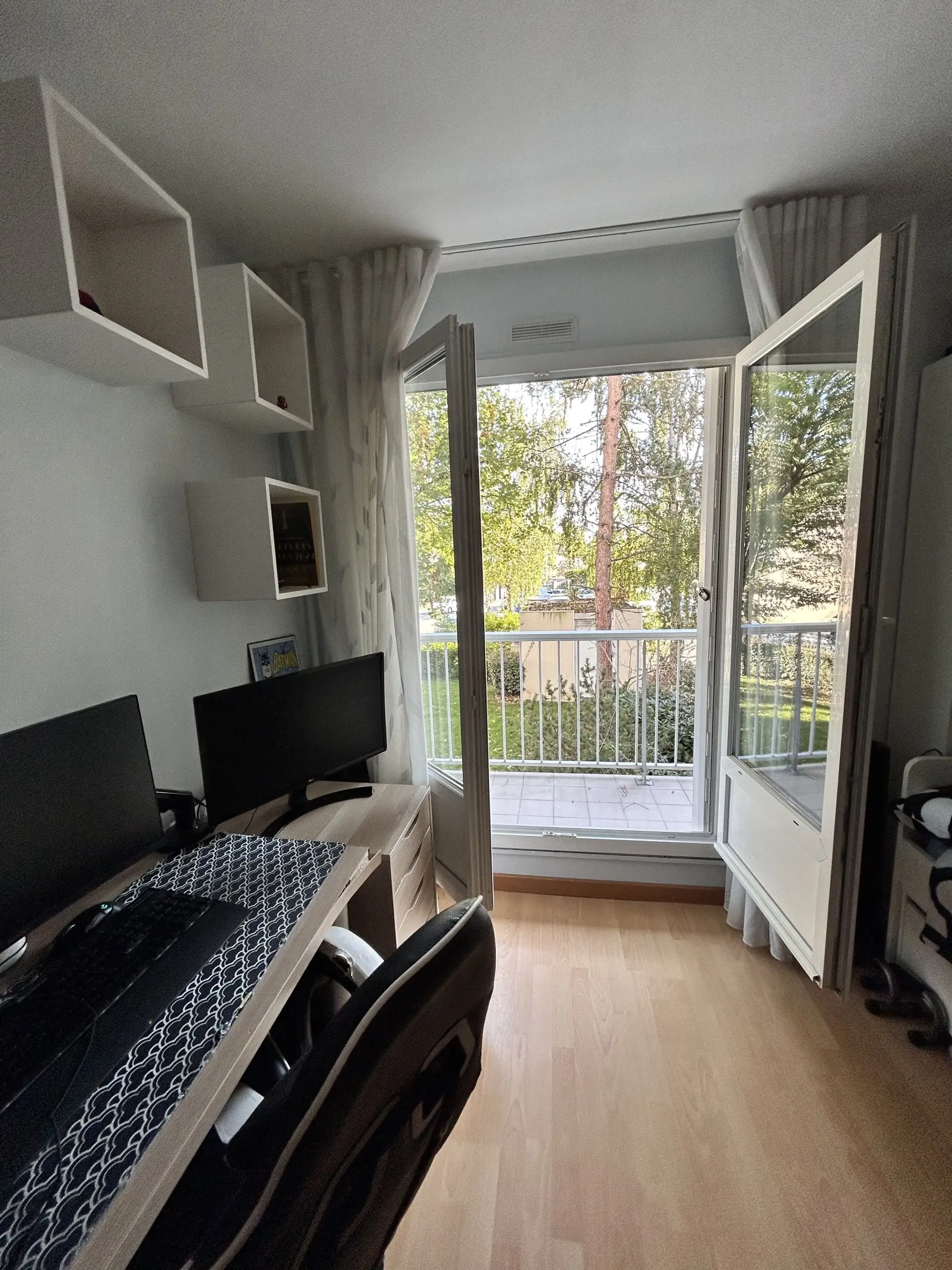 Appartement lumineux de 5 pièces à Magny-les-Hameaux avec balcon et vue sur espaces verts 