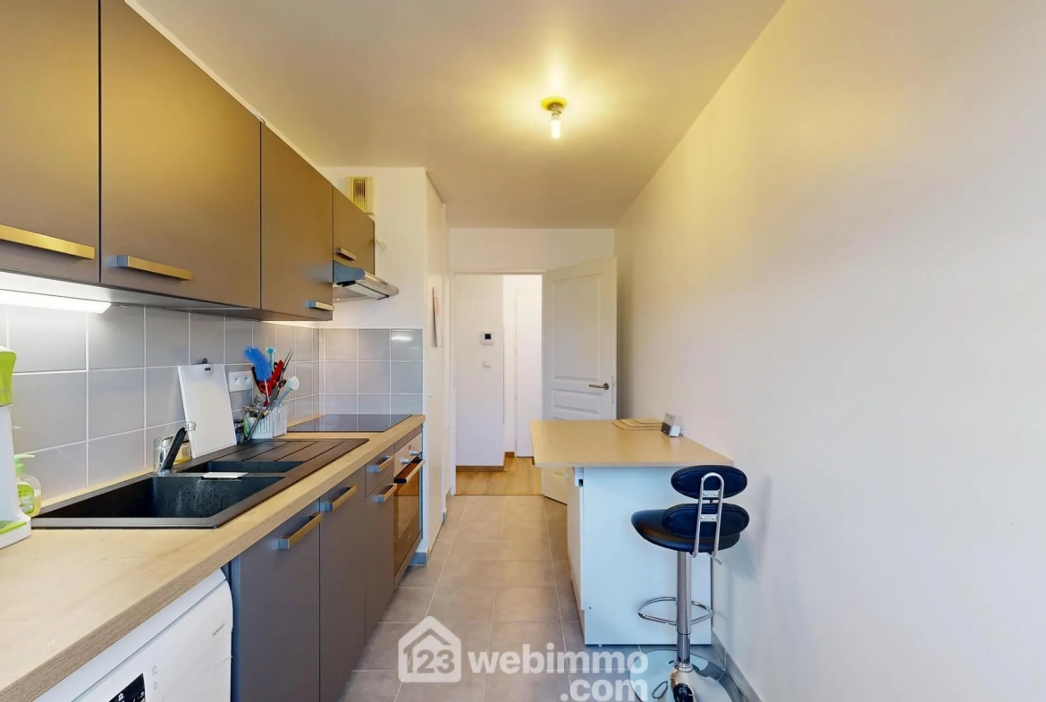 À vendre appartement 3 pièces de 65 m² à Compiègne, résidence sécurisée avec parking 