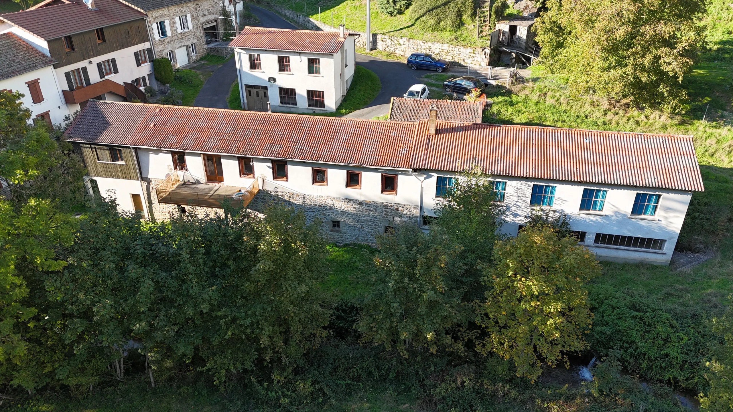 Longère rénovée avec dépendances à Ambert – Idéal artisan et famille 