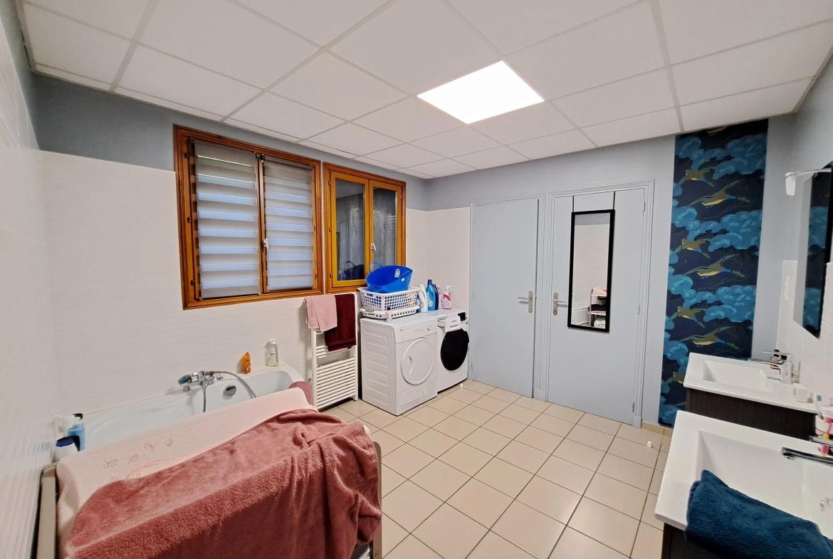 Longère rénovée avec dépendances à Ambert – Idéal artisan et famille 