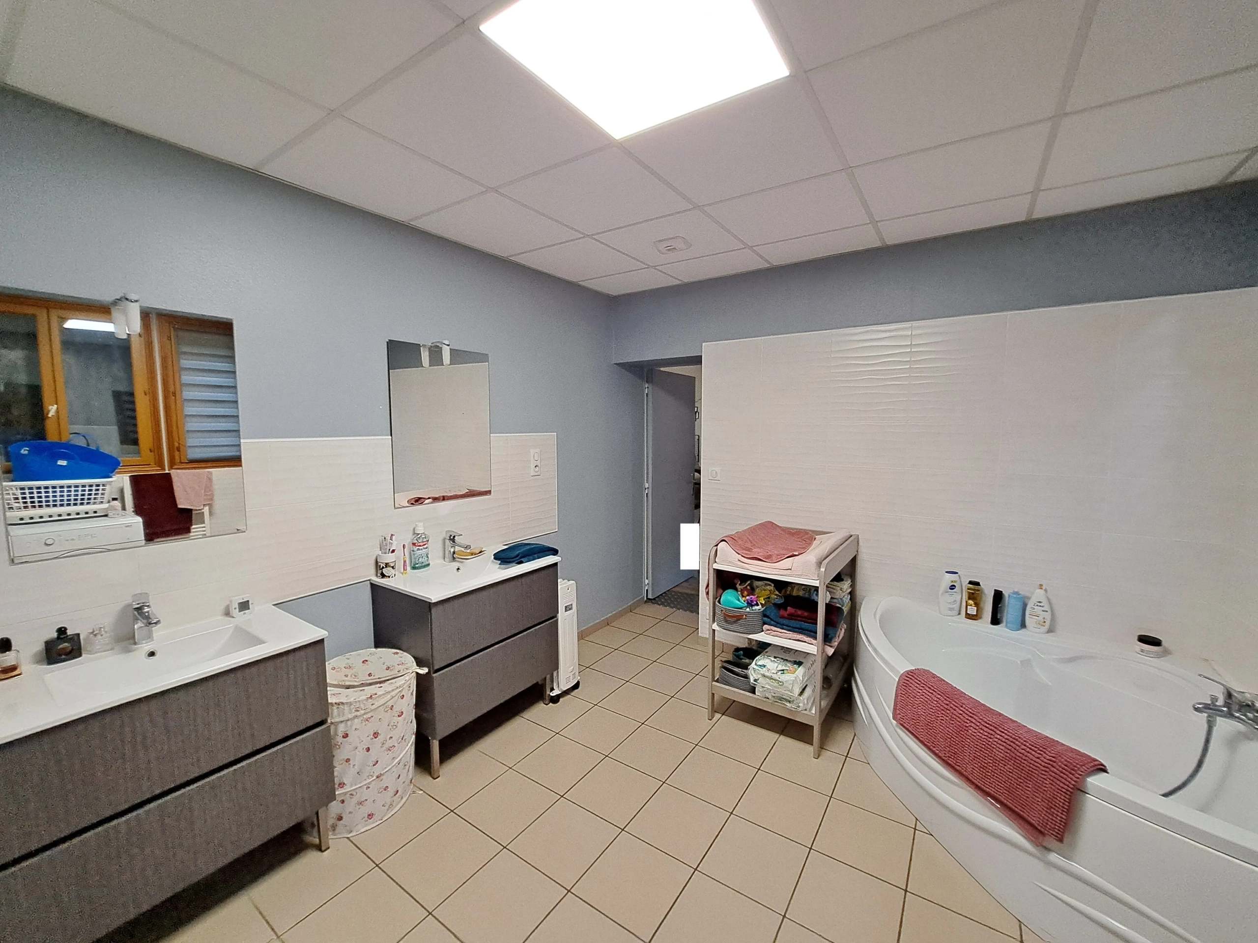 Longère rénovée avec dépendances à Ambert – Idéal artisan et famille 
