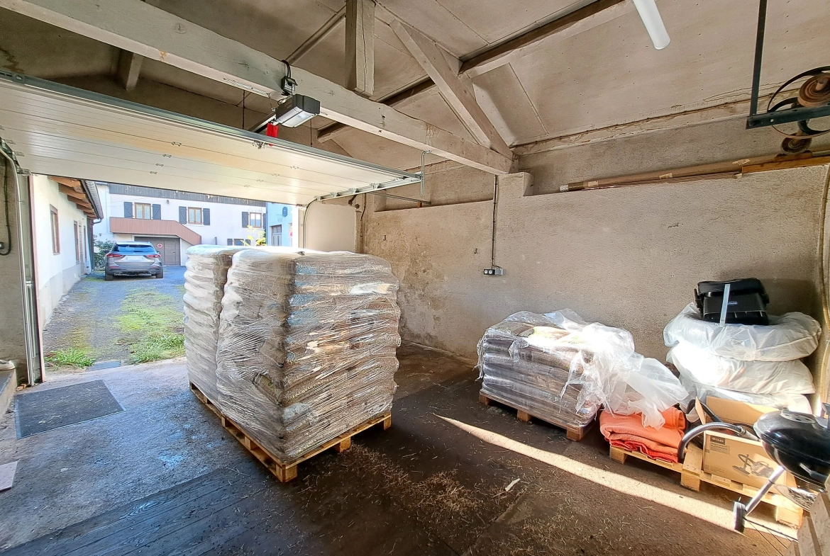 Longère rénovée avec dépendances à Ambert – Idéal artisan et famille 