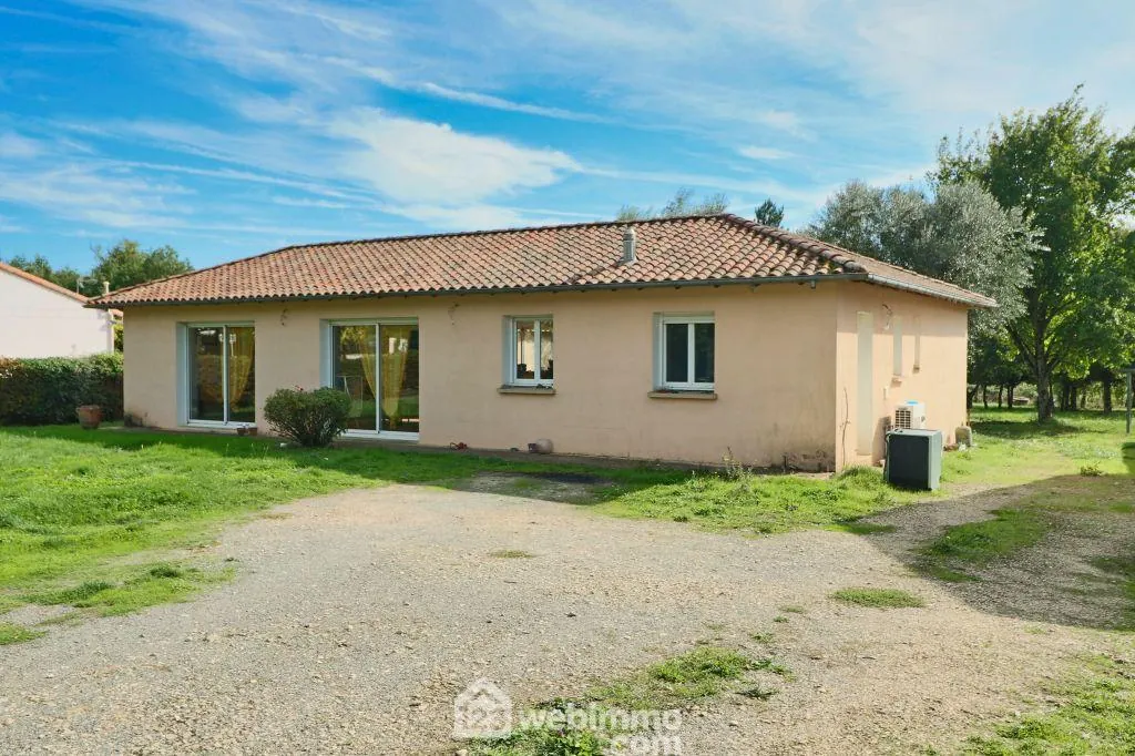 Maison de plain-pied à Celle-Lévescault avec jardin et garage 