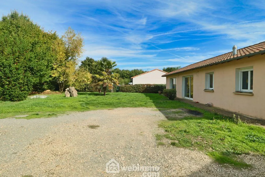Maison de plain-pied à Celle-Lévescault avec jardin et garage 