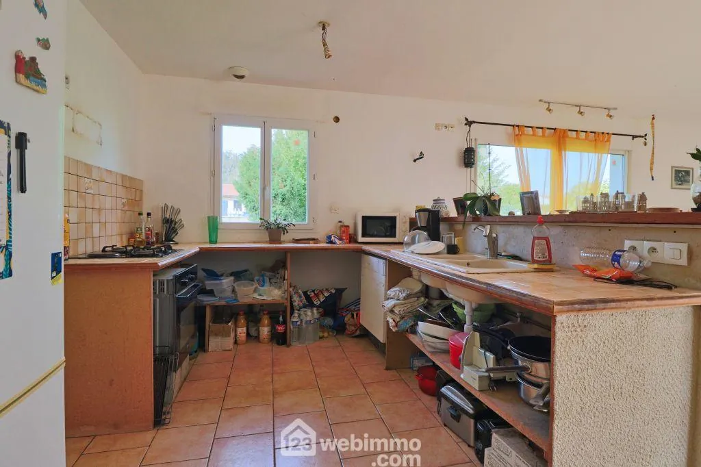 Maison de plain-pied à Celle-Lévescault avec jardin et garage 