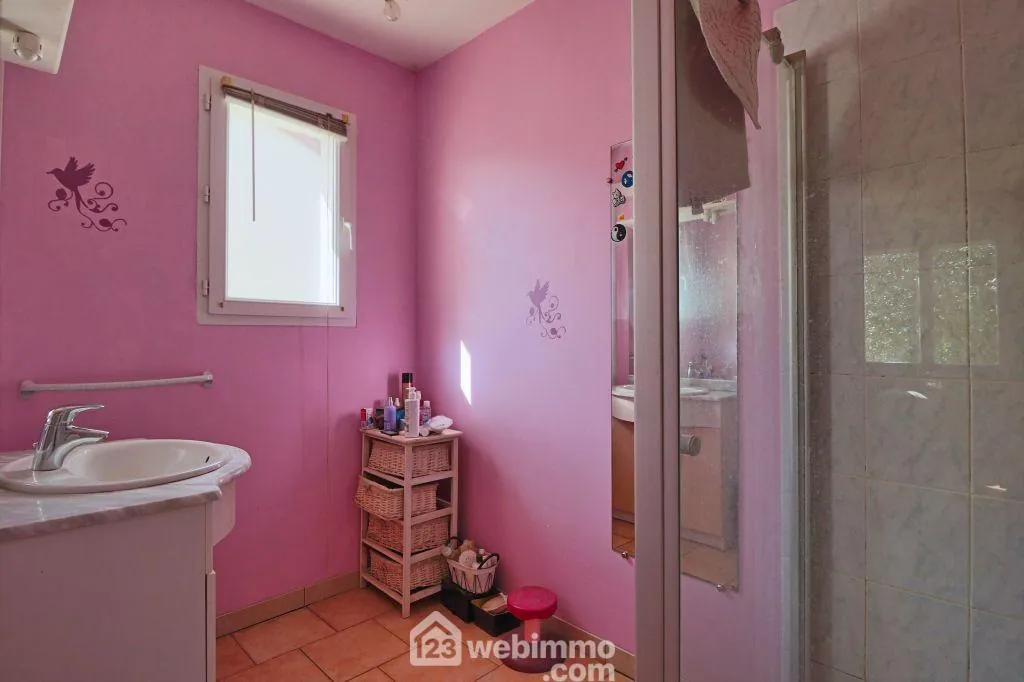 Maison de plain-pied à Celle-Lévescault avec jardin et garage 