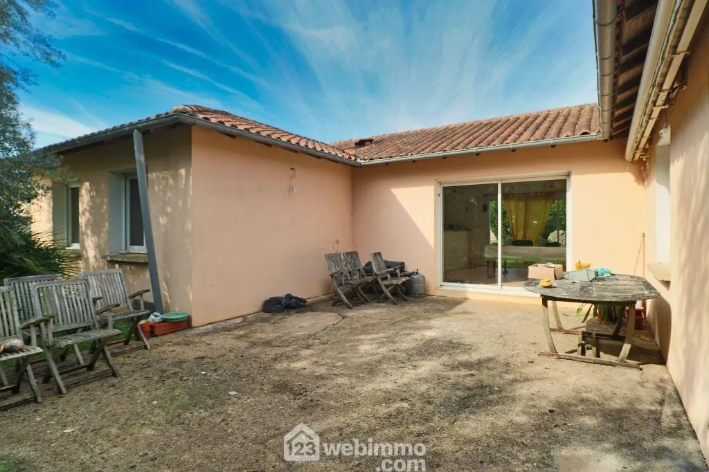 Maison de plain-pied à Celle-Lévescault avec jardin et garage 