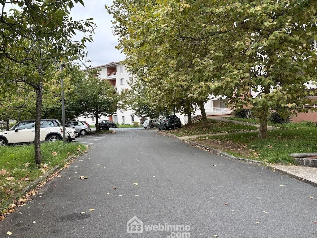 Appartement 2 pièces à Poitiers avec loggia et parking privé 