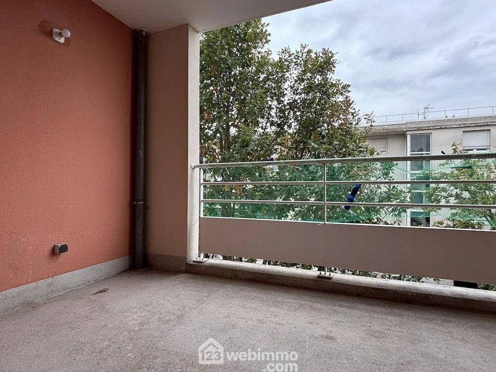 Appartement 2 pièces à Poitiers avec loggia et parking privé 