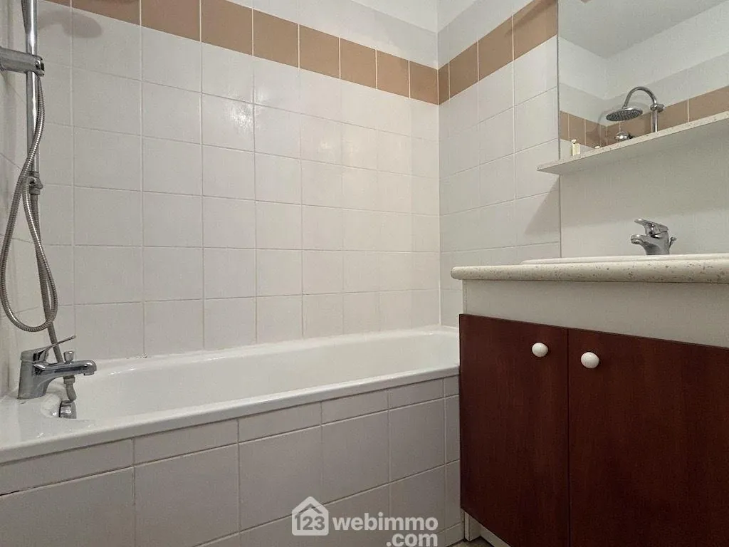 Appartement 2 pièces à Poitiers avec loggia et parking privé 