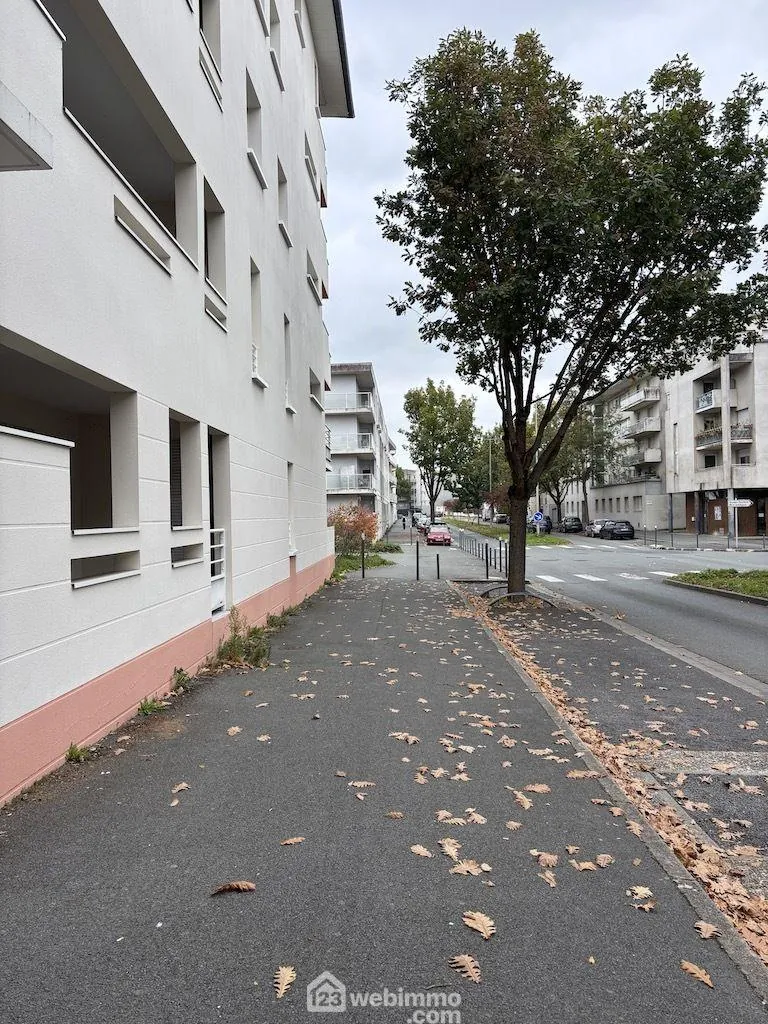 Appartement 2 pièces à Poitiers avec loggia et parking privé 