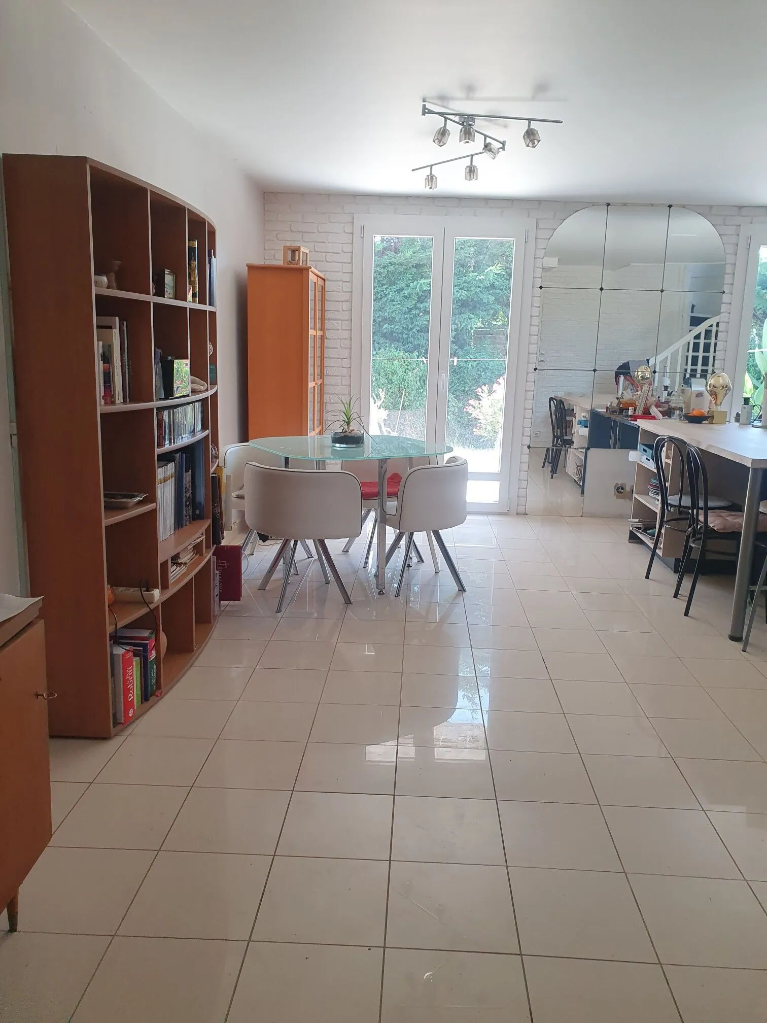 Maison familiale de 4 pièces avec jardin à Saint-Fons dans secteur résidentiel 