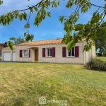 Maison familiale 4 chambres avec grand jardin et garage à Pouzauges