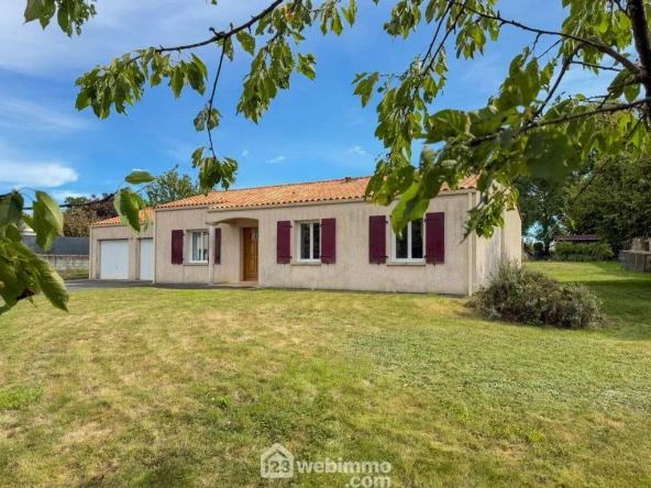 Maison familiale 4 chambres avec grand jardin et garage à Pouzauges