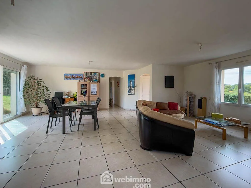 Maison familiale 4 chambres avec grand jardin et garage à Pouzauges 