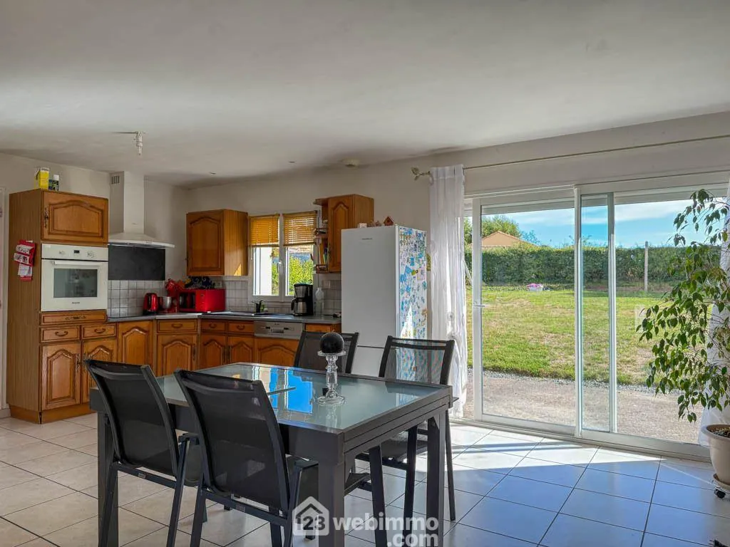 Maison familiale 4 chambres avec grand jardin et garage à Pouzauges 