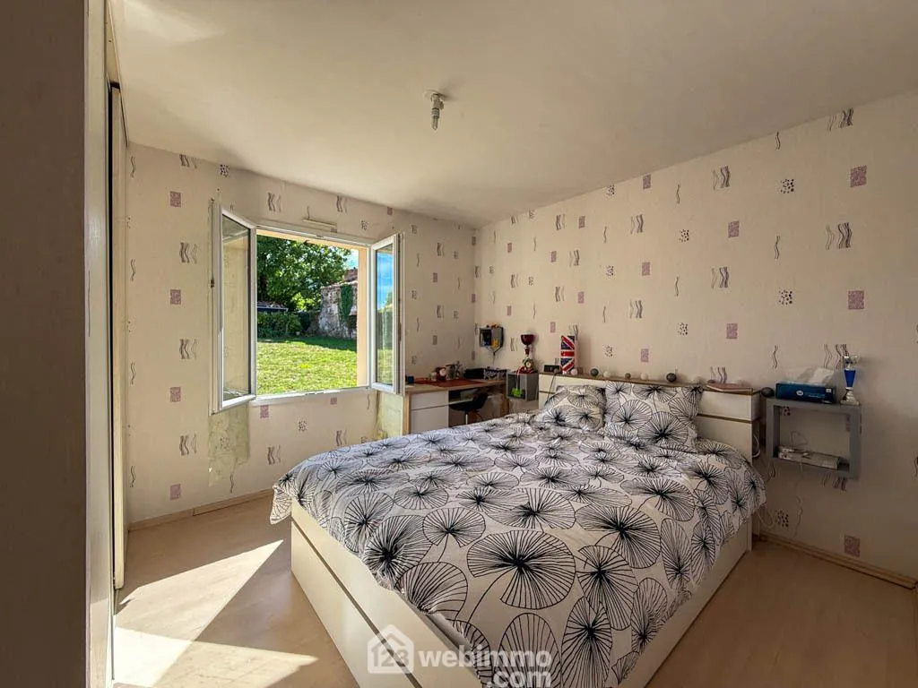 Maison familiale 4 chambres avec grand jardin et garage à Pouzauges 