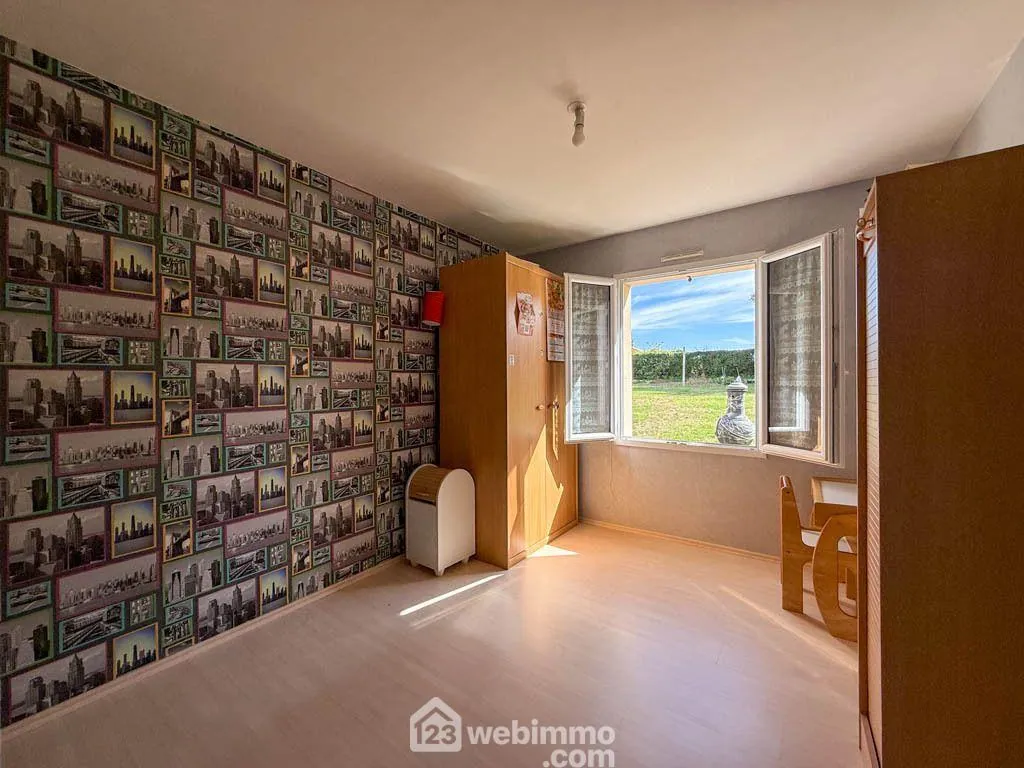 Maison familiale 4 chambres avec grand jardin et garage à Pouzauges 