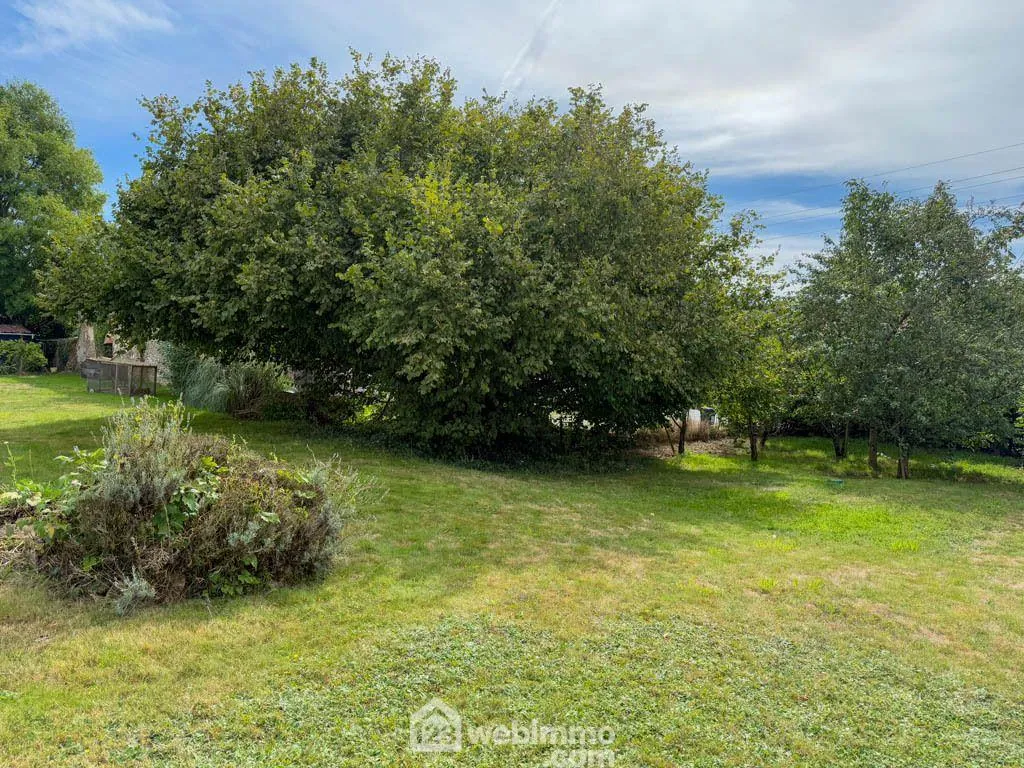 Maison familiale 4 chambres avec grand jardin et garage à Pouzauges 