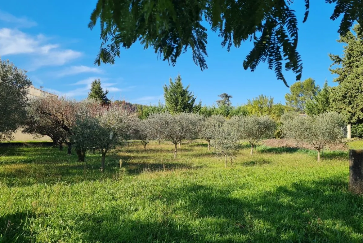 Terrain constructible de 900 m² à Pujaut avec permis pour villa contemporaine 