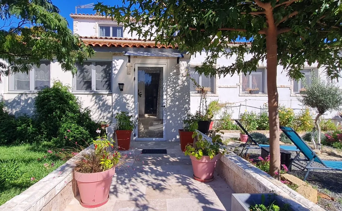 Maison rénovée avec 4 chambres, jardin clos et piscinable à Saint Paul Trois Châteaux 