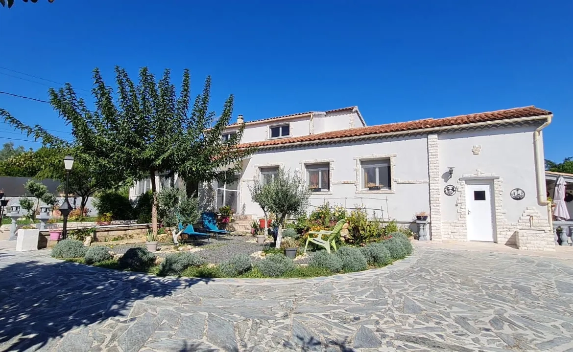 Maison rénovée avec 4 chambres, jardin clos et piscinable à Saint Paul Trois Châteaux 